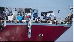 Sbarco in Calabria, il sindaco di Roccella: &laquo;Un dovere accoglierli&raquo;. Ma ad Amantea scoppia la protesta