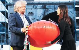 Grillo liquida Raggi in rima ma la sindaca non molla