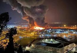 Grosso incendio nel porto di Ancona. Il comune chiude scuole e parchi
