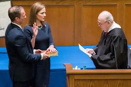 Ultracattolica e antiabortista, ecco chi &egrave; la giudice Amy Coney Barrett