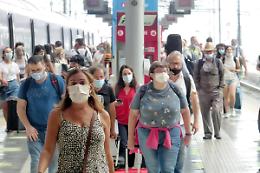 Ipotesi mascherine all'aperto in tutta Italia, nuova stretta nel Dpcm atteso per mercoled&igrave;