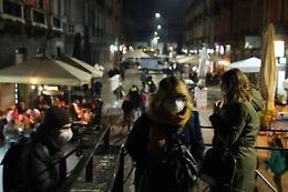 Stop a feste private e calcetto, locali chiusi alle 24. Ecco le ipotesi per il nuovo Dpcm