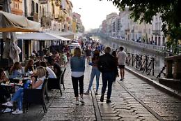 Milano chiude: per bar e ristoranti serrande abbassate alle 24