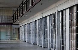 Isolato in una cella sporca perch&eacute; positivo. &laquo;Sputava sangue...&raquo;