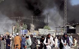 Kabul bambini lanciati oltre il filo spinato