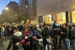 No Green pass, tensione a Milano. Striscioni contro governo e sindacati