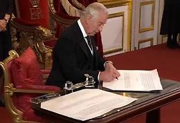 Re Carlo firma latto di proclamazione: &laquo;Servir&ograve; il regno&raquo;