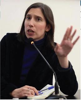 Elly Schlein riparte dalla Bolognina, rientra &laquo;in punta di piedi nel partito&raquo;