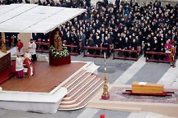 &laquo;Ratzinger Santo Subito&raquo;, il feretro di Papa Emerito Benedetto XVI nelle grotte vaticane. Funerali conclusi: in piazza San Pietro circa 60mila fedeli. Bergoglio: &laquo;Sentir&agrave; la voce di Dio&raquo; | FOTO