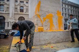 Milano, gli attivisti di &ldquo;Ultima Generazione&rdquo; imbrattano il dito medio di Cattelan. Salvini: &laquo;I vandali in galera&raquo;