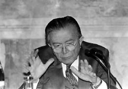 Elogio del &ldquo;divo&rdquo; Giulio, del Parlamento e dei giornalisti liberi