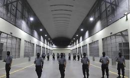 Salvador, l&rsquo;inferno dei detenuti nel carcere pi&ugrave; grande del mondo