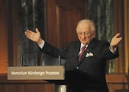 Addio a Benjamin Ferencz, ultimo pm del processo di Norimberga
