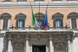 Montecitorio in fermento, tensione tra il M5S e Forza Italia per il riconteggio dei seggi