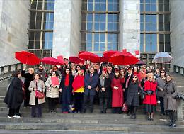 L&rsquo;ombrello rosso delle toghe milanesi: l&rsquo;iniziativa di Coa e Cpo contro la violenza sulle donne