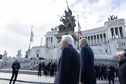 Sergio Mattarella e Guido Crosetto depongono la corona d\'alloro sulla tomba del Milite Ignoto - FOTO