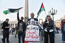 Morte di Papa Francesco, folla di fedeli in piazza San Pietro