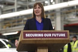 Regno Unito, Reeves prepara una stretta da 2 miliardi: nel mirino avvocati, medici e consulenti