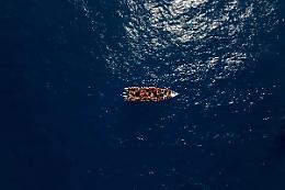 Pozzallo accoglie 48 migranti salvati da Sea Watch: &laquo;Carburante quasi finito&raquo;