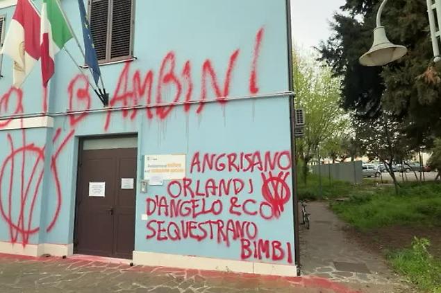 "Sequestrano i bambini". Scritte contro giudici e assistenti sociali a Vasto