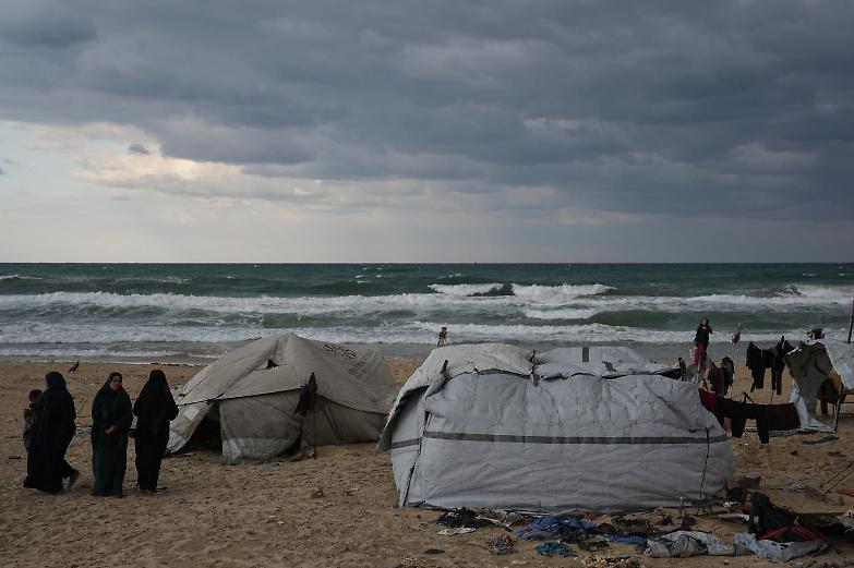 Gaza, neonato muore di freddo: l&rsquo;allarme di Medici senza frontiere
