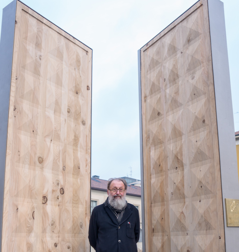 Milano, davanti al carcere di San Vittore arriva la prima Porta della speranza