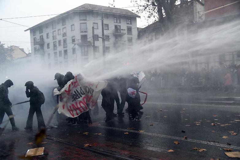 Scontri tra polizia e manifestanti a Torino