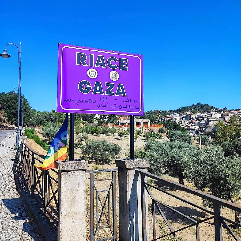 Il cartello all'ingresso di Riace