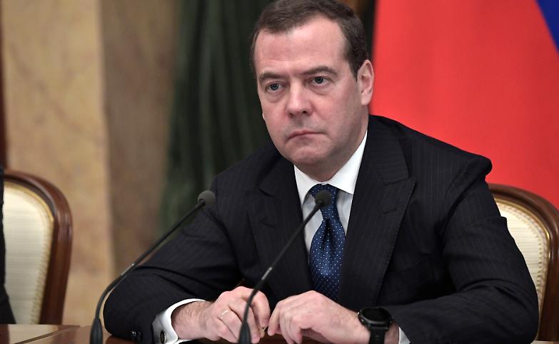 Medvedev accusa: &laquo;Non &egrave; la droga, ma il petrolio dietro la caduta di Maduro&raquo;