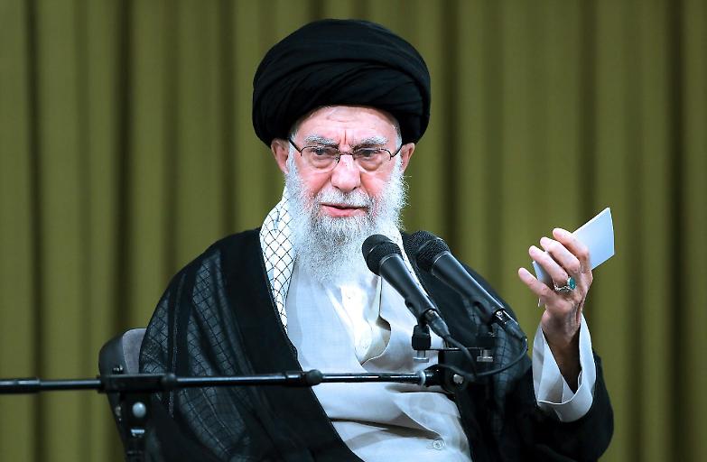 Khamenei attacca Trump: &laquo;Si occupi dei problemi degli Stati Uniti d'America, &egrave; un arrogante&raquo;