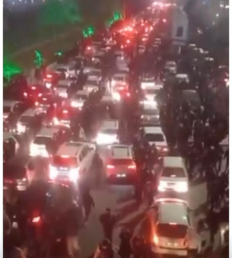 Iran in rivolta, il regime blocca internet