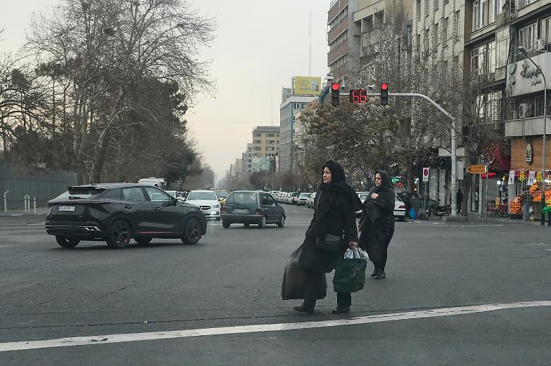 Teheran, il boia prepara le gru per i manifestanti anti-regime