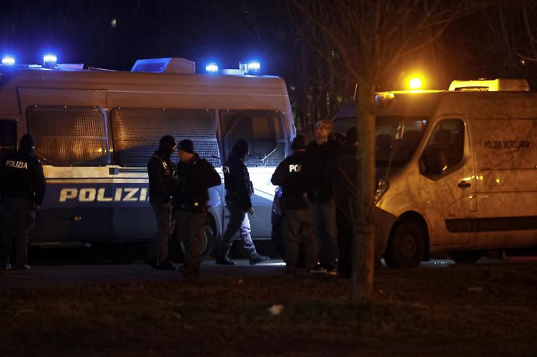 Milano, il poliziotto che ha ucciso un 20enne &egrave; indagato per omicidio volontario. Il legale: &laquo;Legittima difesa&raquo;