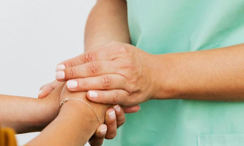 Stacca i macchinari alla madre oncologica, 47enne arrestato dai carabinieri a Bari
