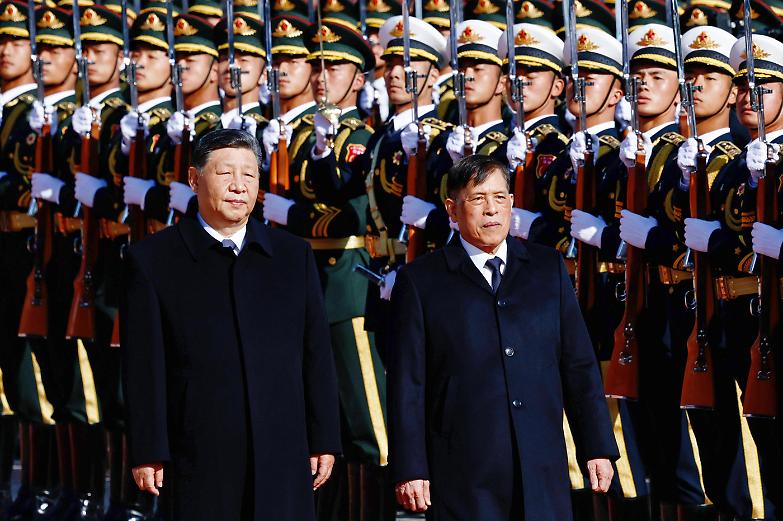 Thailandia, 50 anni di carcere per post critici contro il re