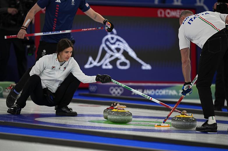 Se il Pd scivola sul curling... Meme pro-No, ira di atleti e Coni