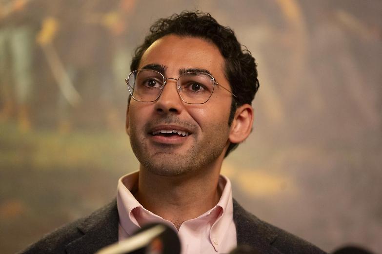 Columbia, giudice blocca la deportazione dello studente palestinese Mohsen Mahdawi