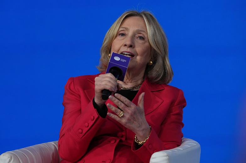 Caso Epstein, Hillary Clinton si difende: &laquo;Non l&rsquo;ho mai conosciuto&raquo;