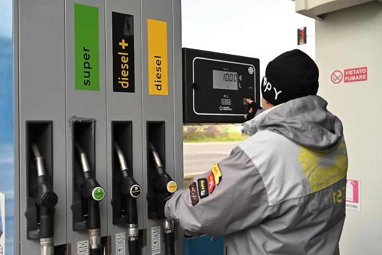 Codacons: &laquo;Attacco all&rsquo;Iran, rischio stangata su carburanti, bollette e prezzi&raquo;