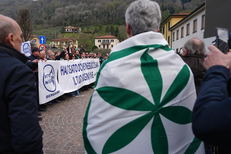 Bossi, a Pontida l'ultimo saluto del popolo leghista