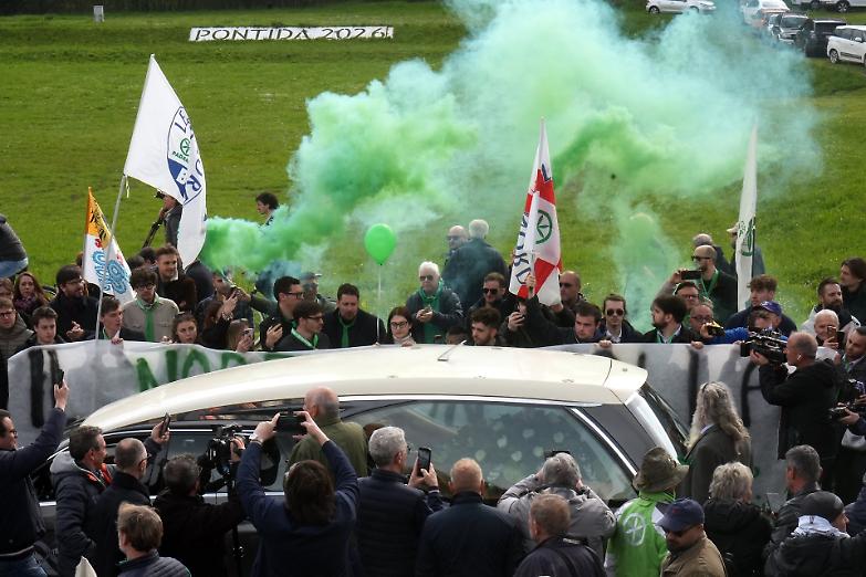 Pontida saluta Umberto Bossi tra cori padani, contestazioni a Salvini e applausi a Meloni