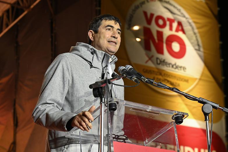 Fratoianni avverte il centrosinistra: &laquo;I 15 milioni del No non sono voti automaticamente nostri&raquo;