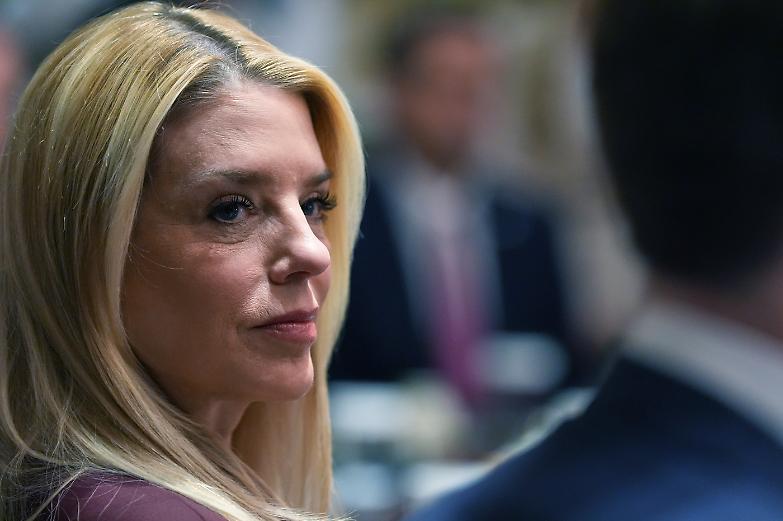 "Un'amica leale". E Trump liquida la procuratrice generale Pam Bondi