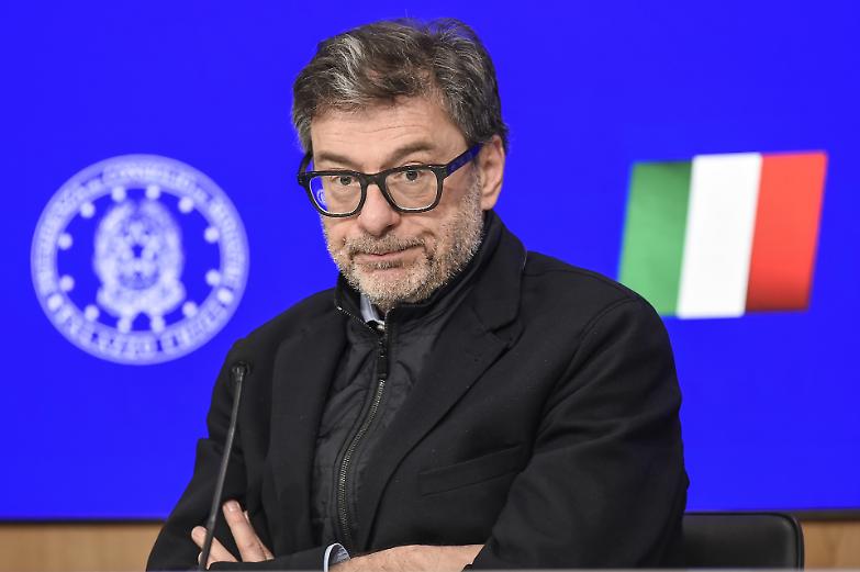 Taglio accise prorogato fino al primo maggio. L&rsquo;allarme di Giorgetti: &laquo;Situazione complicata&raquo; 