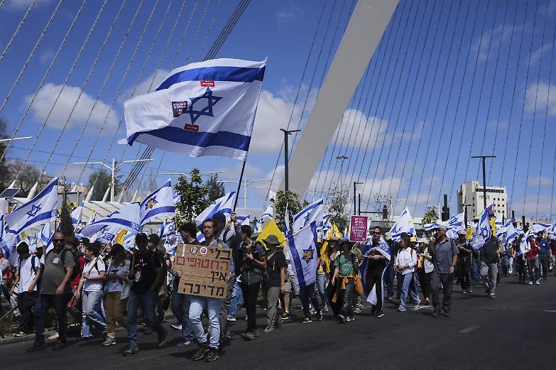 I pacifisti israeliani sfidano i divieti e scendono in piazza contro la guerra
