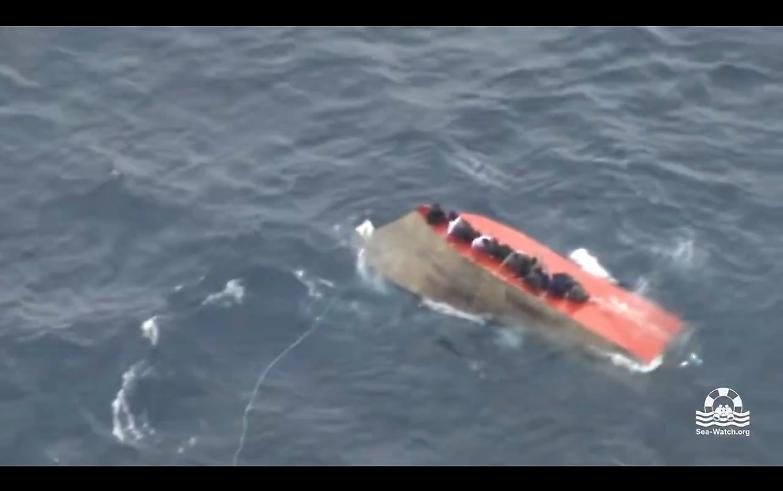 Pasqua di morte nel Mediterraneo, barcone si rovescia: oltre 70 dispersi