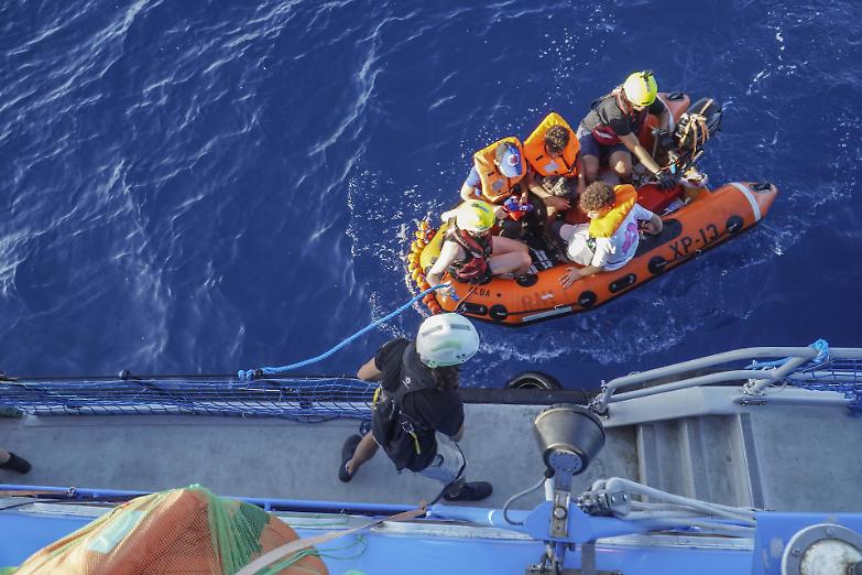 Sea Watch, fermata Aurora dopo il soccorso dei 44 naufraghi