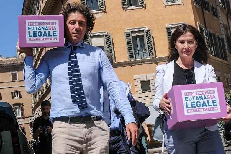 &laquo;Il governo ritiri la legge sul fine vita!&raquo;. Ma il ddl del centrodestra &egrave; gi&agrave; sparito nel nulla
