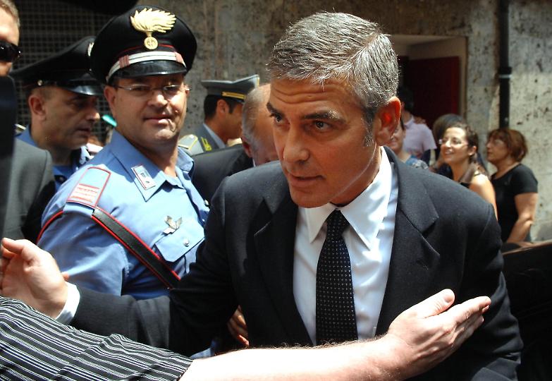 George Clooney da Cuneo attacca Trump: &laquo;Minacciare fine di una civilt&agrave; &egrave; crimine di guerra&raquo;