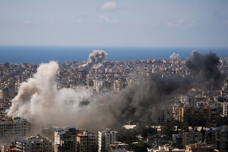 Israele e Libano verso i negoziati, ma Beirut resta sotto le bombe